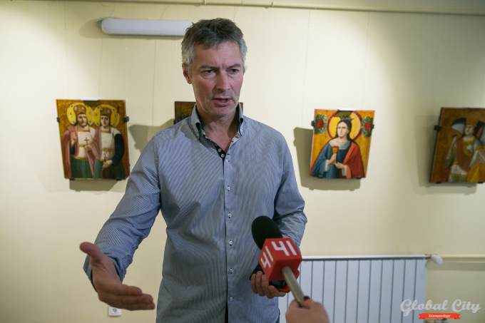 Экс-мэр Екатеринбурга Ройзман продаст картину, которую ему подарили в администрации, чтобы помочь детям