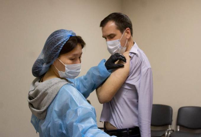 Екатеринбургские депутаты поставили прививки от COVID-19