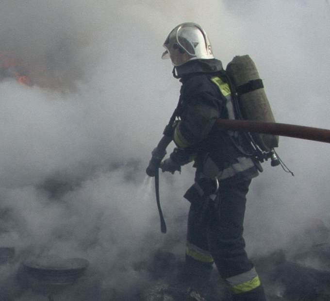 В Екатеринбурге при пожаре в подземном паркинге сгорел автомобиль