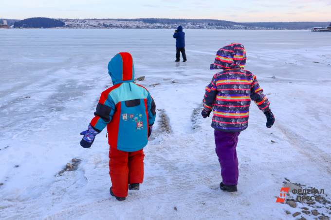 В Екатеринбурге школьница провалилась под лед на Городском пруду