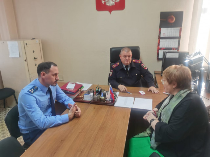 Свердловский омбудсмен Мерзлякова проверила камеры для задержанных в полиции Ревды