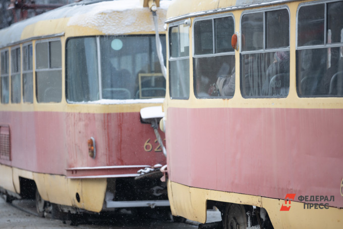 В Екатеринбурге обильный снегопад помешал работе общественного транспорта