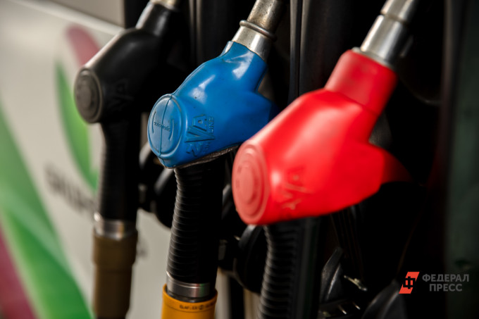 На заправках Екатеринбурга снизились цены на бензин