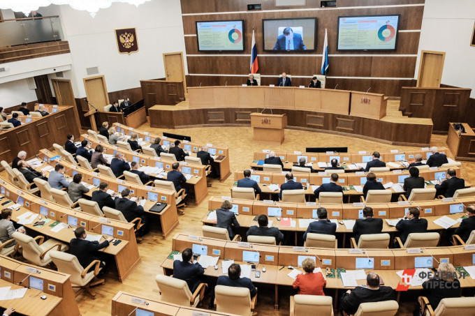 Проект бюджета Свердловской области на 2024 год приняли в первом чтении
