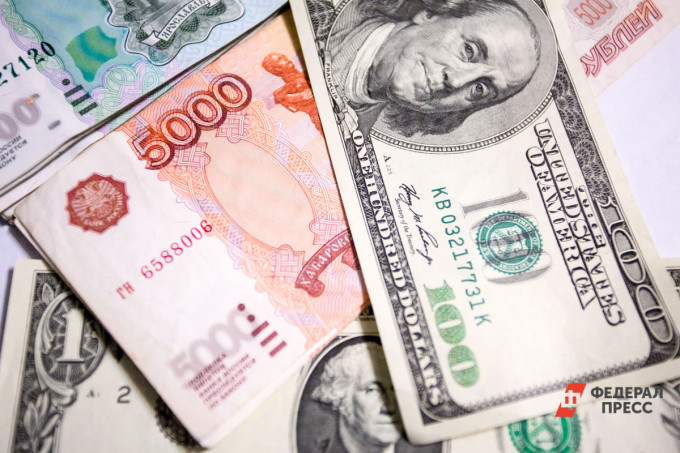 Рубль укрепился к доллару вопреки прогнозам экспертов