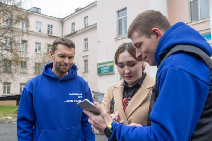 Алексей Вихарев и его волонтеры провели субботник возле больницы №23