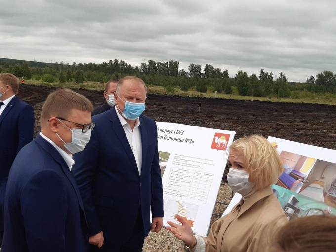 ​В Челябинске Николай Цуканов посетил строительную площадку новой инфекционной больницы