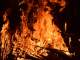 По предварительным данным, пожар вспыхнул в одной из комнат дома в Качканаре, где находились несколько человек.