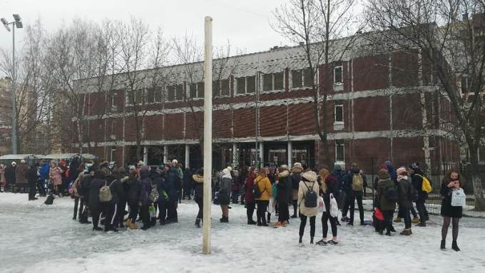 В Петербурге школы и лицеи эвакуируют из-за угрозы взрыва