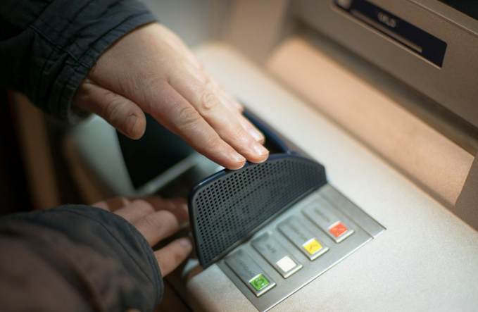 ФАС хочет отменить комиссии при снятии наличных в банкоматах