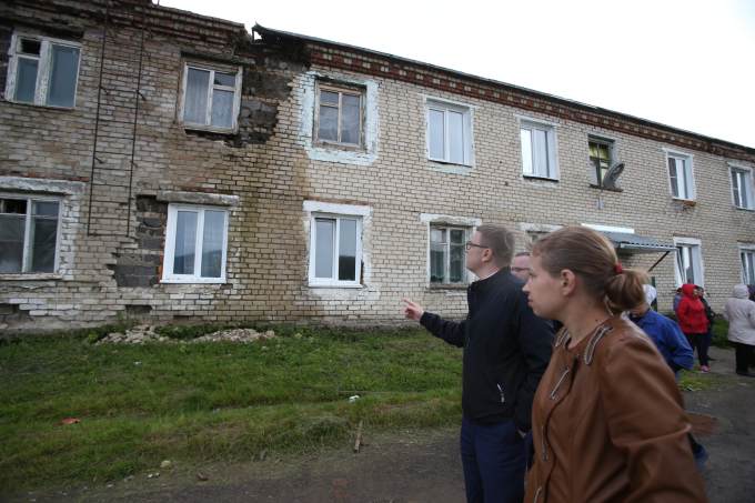 Жители гнилого дома в Катав-Ивановске пригласили Текслера в гости и дождались расселения
