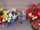​Жители Екатеринбурга несут цветы к памятнику Татищева и де Генина в память о гибели Бориса Немцова
