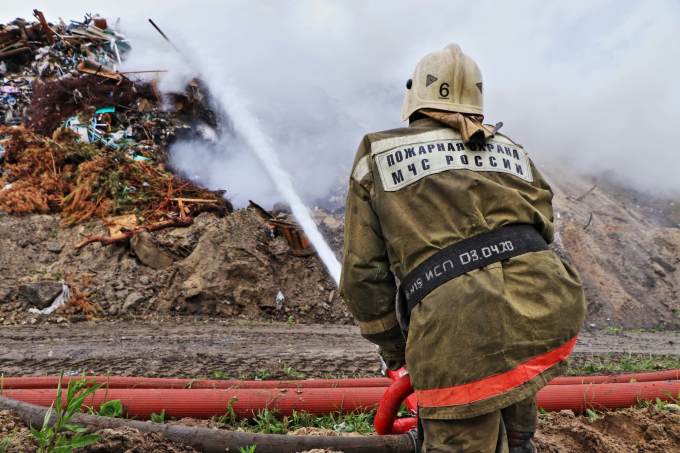 В Зауралье третьи сутки тушат крупный пожар на полигоне