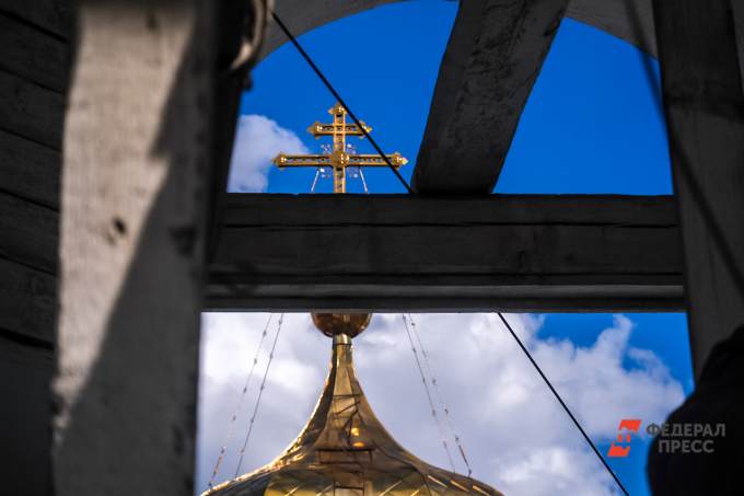 Скандальный священник, призывавший игнорировать пандемию, при помощи казаков «захватил» церковь под Екатеринбургом