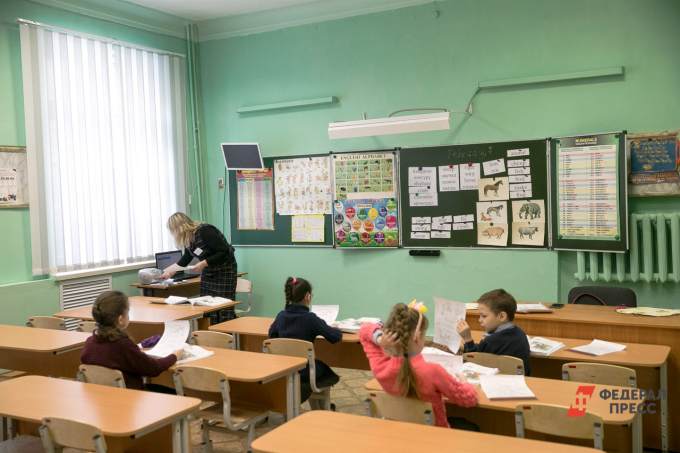 На дистанционное обучение в Свердловской области после каникул перейдут только старшие классы