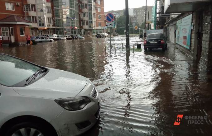 В Екатеринбурге затопило Сибирский тракт