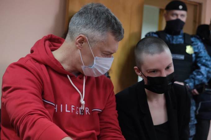 Суд рассмотрит жалобы на штрафы Евгению Ройзману за участие в акциях в поддержку Навального
