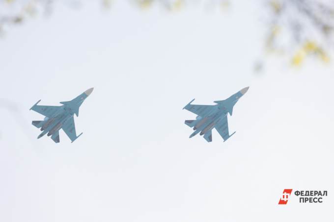 В Екатеринбурге военный самолет столкнулся с фонарями