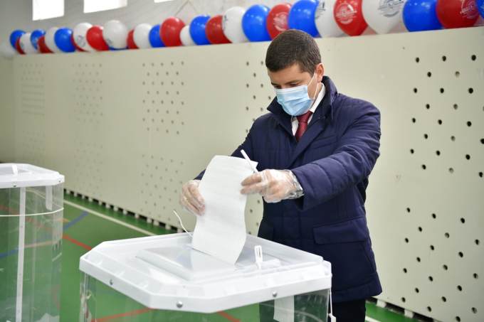 Глава Ямала отдал свой голос на выборах депутатов заксобрания