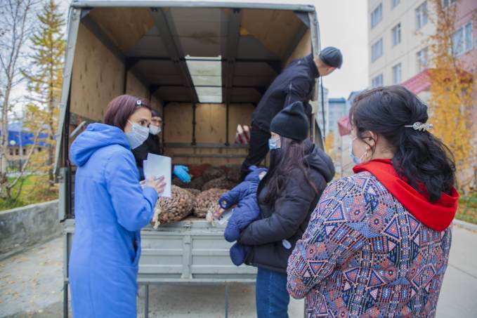 На Ямале многодетным семьям раздали полторы тонны картофеля