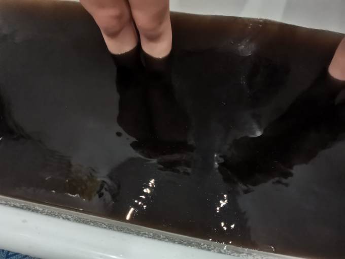 «Вместо воды черная жижа». Жители Сургута жалуются на качество воды