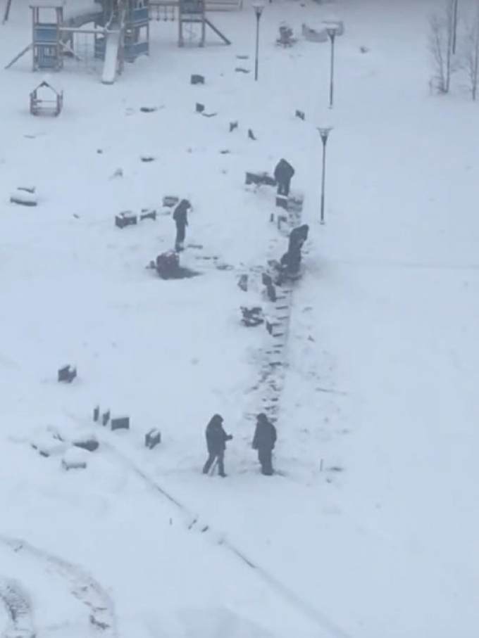 ​На Ямале рабочие укладывали плитку поверх снега