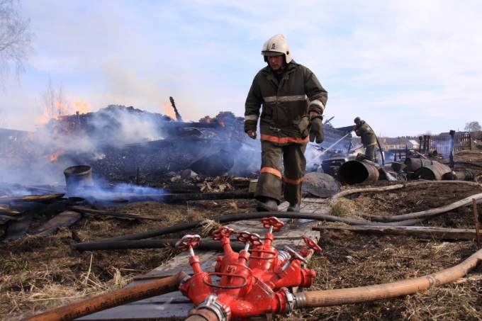 ​На Ямале увеличат зарплаты спасателям и пожарным