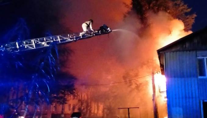 В Нефтеюганске сгорел 24-квартирный жилой дом