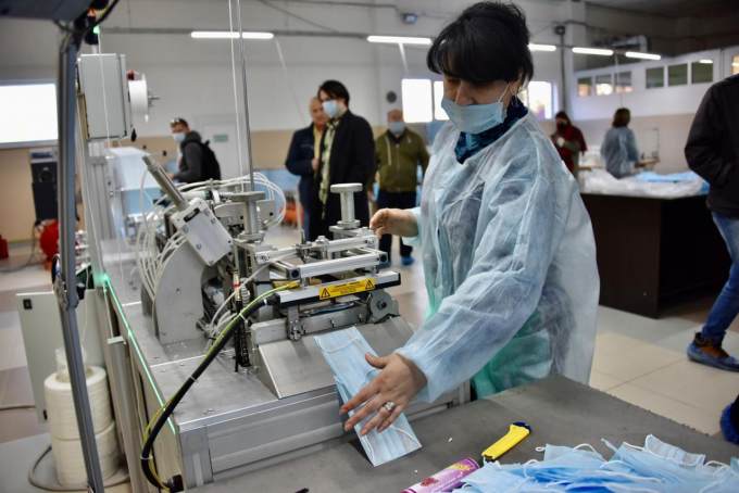 Сургутский завод выпускает до миллиона медицинских масок в месяц