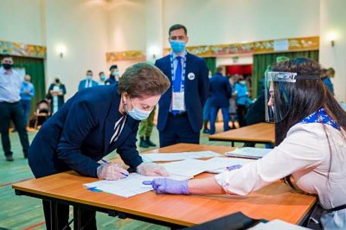 Комарова отдала свой голос на выборах в КДЦ «Октябрь»