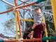 В Надыме чиновница устроила фотосессию на детской площадке, чтобы отчитаться перед начальством