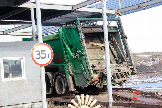 Жители Сургутского района пожаловались активистам «Зеленого фронта» на скопление мусоровозов в районе полигона