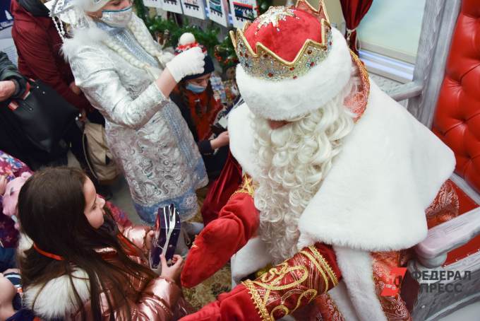В преддверии Нового года мэр Ноябрьска лично вручил подарки детям из трех семей