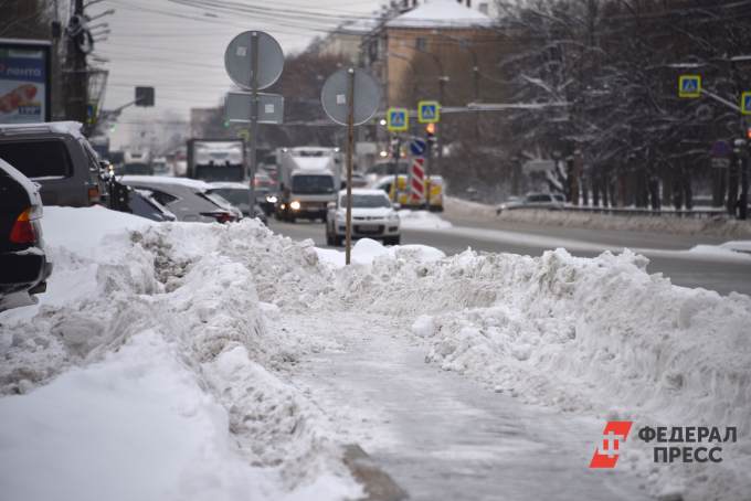 Жители Ханты-Мансийска жалуются на скопление снега в разных частях муниципалитета