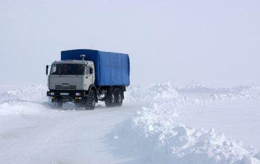 Зимник и грузовик