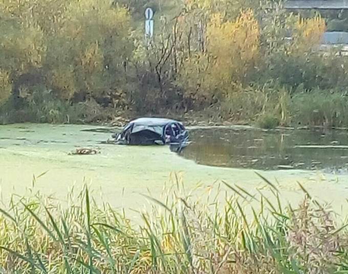 Затонувшие автомобили в болоте