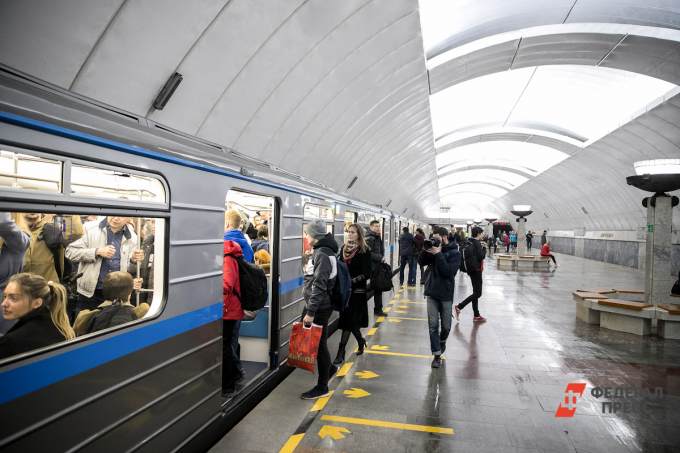 Серые береты в метро. Проездной метро Екатеринбург. Проезд в метро в ЕКБ. Берет метрополитен. Фото на против метро профи.