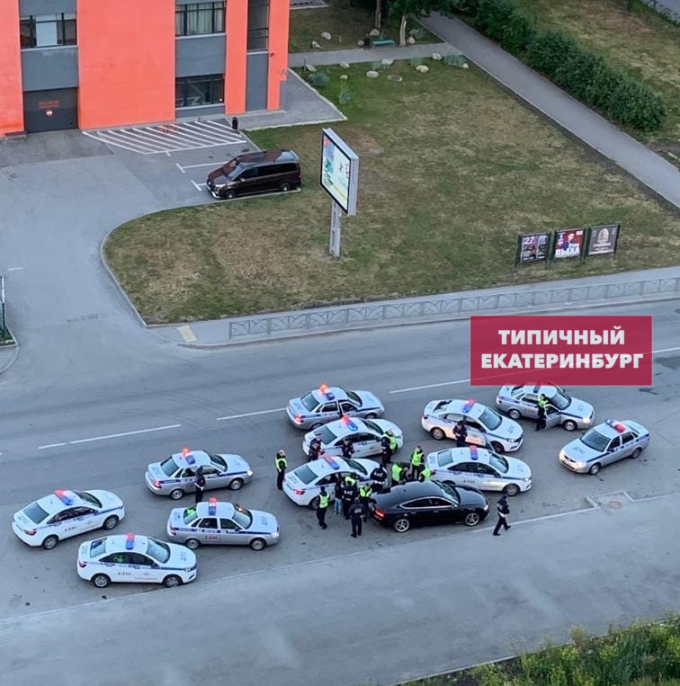 В Екатеринбурге десяток полицейских автомобилей гнались за пьяным водителем