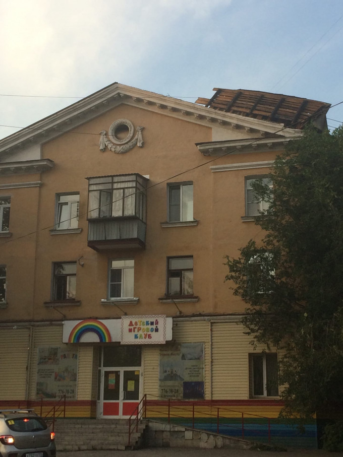 Ураган в Челябинске снес крыши зданий и повредил автомобили