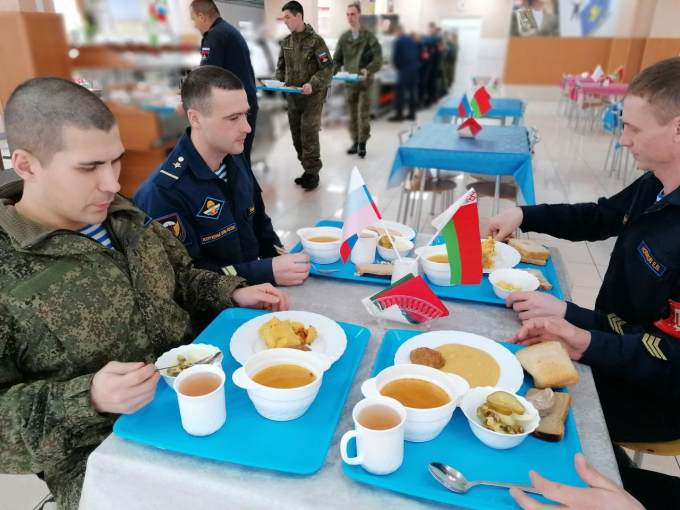 В День национальной кухни солдаты познакомились с белорусскими блюдами