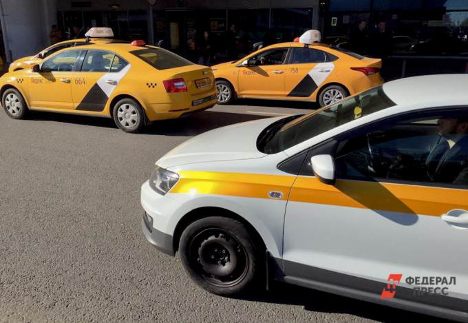 Свердловским таксистам разъяснили правила установки защитных экранов