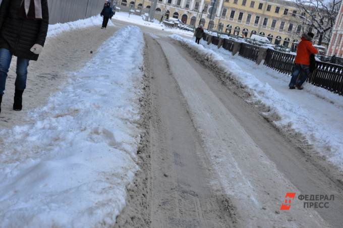 «Ездить невозможно». В Екатеринбурге не торопятся чистить дороги после снегопада