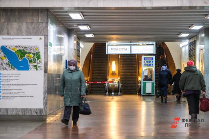 В Екатеринбурге пассажир метро упал на эскалаторе