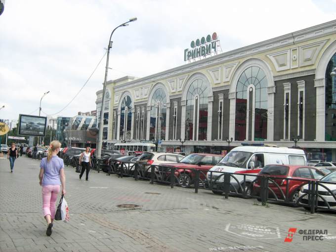 В центре Екатеринбурга затопило улицу