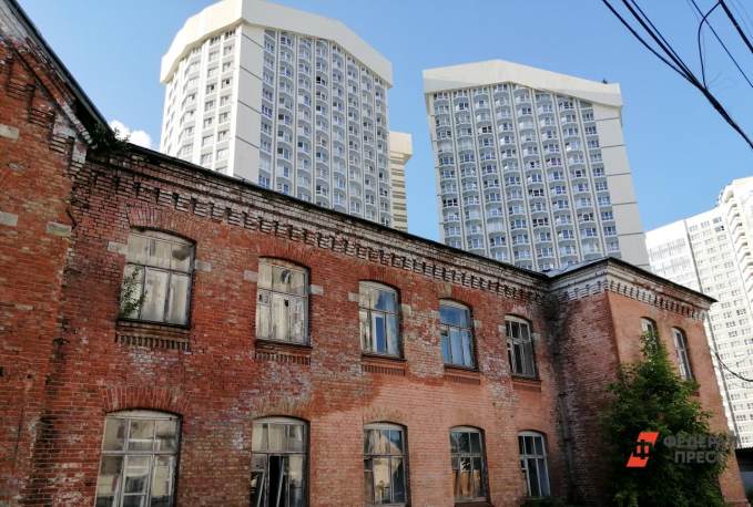Свердловские власти объяснили, почему под реновацию попали пятиэтажные дома