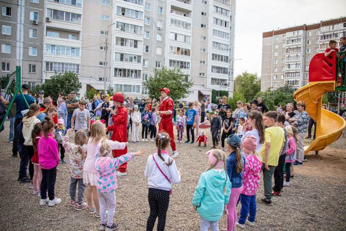 ​Екатеринбургский депутат помог отремонтировать двор и детскую площадку
