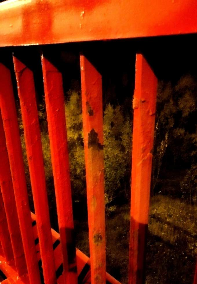 В Югре местные жители недовольны качеством покраски моста