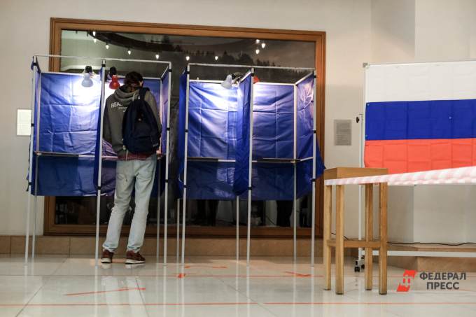 ​В Миассе пожилой мужчина приковал себя к избирательному участку
