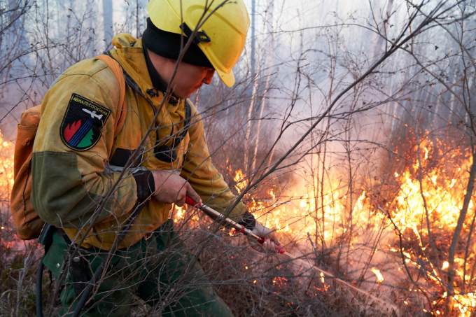 На территории Югры действуют четыре лесных пожара