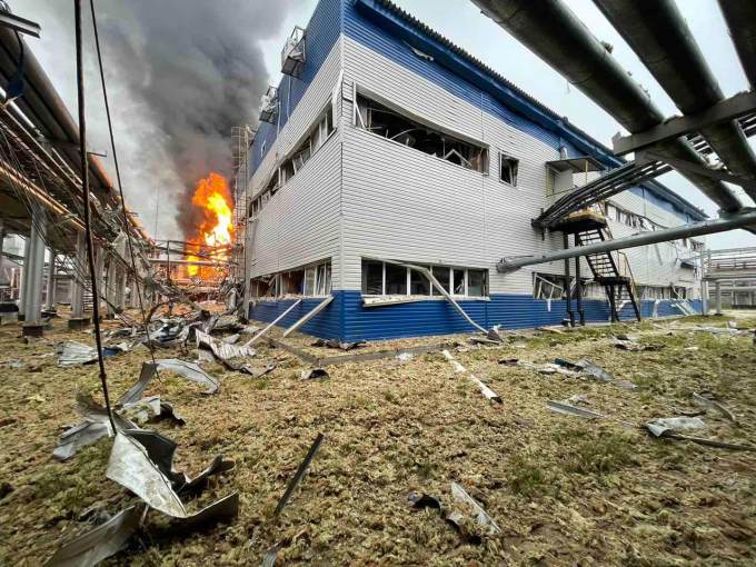 На заводе «Газпром переработки» произошел сильный пожар